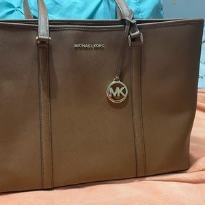 Micheal kors lg tote/ purse